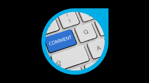 Botón azul de comentar en teclado blanco
