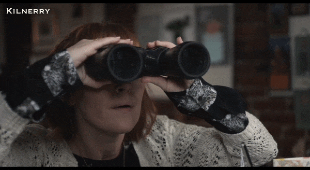 Chica viendo con binoculares